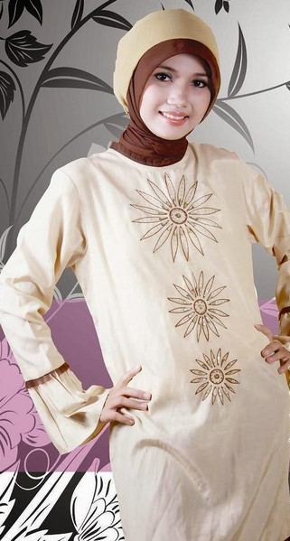 Baju dan Busana Muslim Modern Terbaru 3 - Hiasan Bordir Bunga Matahari Warna Krem Coklat