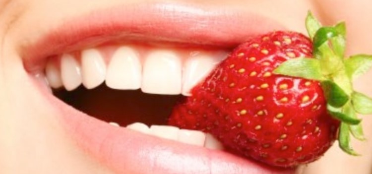 3 Cara Memutihkan Gigi Secara Alami yang Mudah Dilakukan
