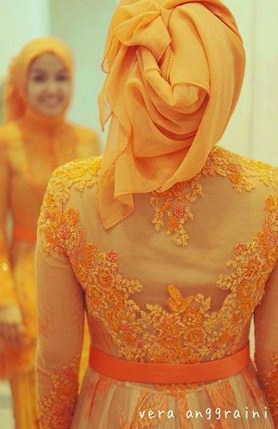 Contoh Baju Muslim Model Kebaya Modern Terbaik 2 - Kebaya Oranye Simpel Ikat Pinggang Vera Anggraini
