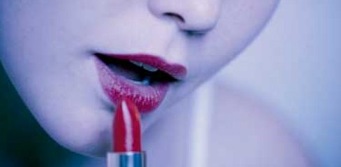 Tips Memakai Lipstik Buat Bibir Kering Saat Puasa